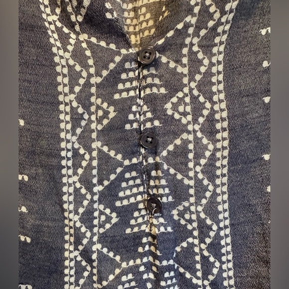 Reitmans | Blue & White Patterned Sleeveless V Neck Top - Picture 5 of 6